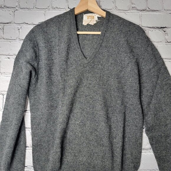Vintage Trent 74 Robert Bruce 100% 2-Ply Wool Gray Vneck Sweater Size M - Picture 2 of 10